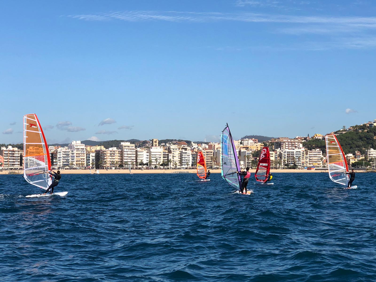 FCV y CVB llevan a cabo concentración de las clases Raceboard, iniciación y Windsurfer, previa al Campeonato de Cataluña.