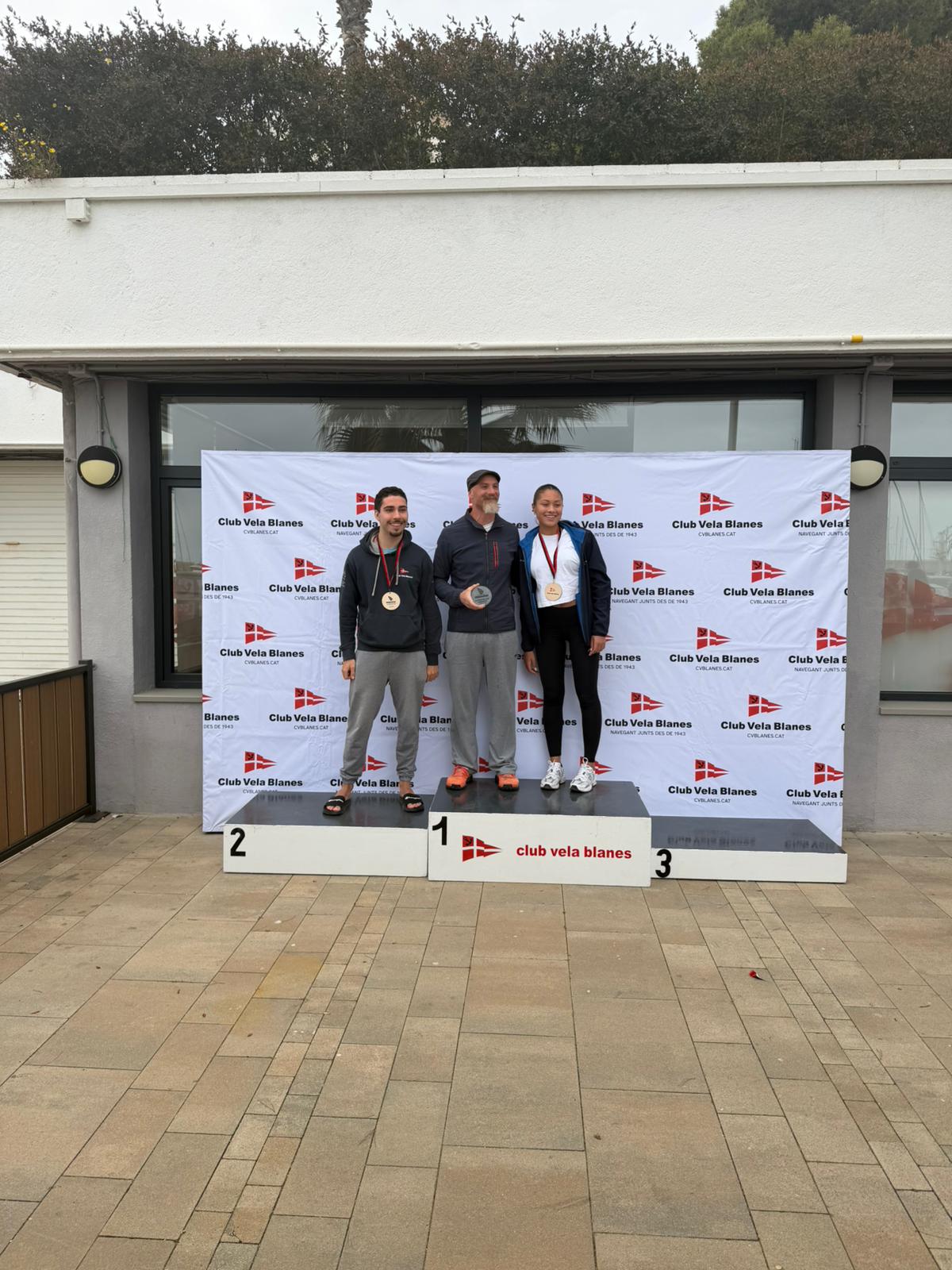 Albert Isanta, segundo, y Judith Manzano, primera femenina en la clase Windsurfer.