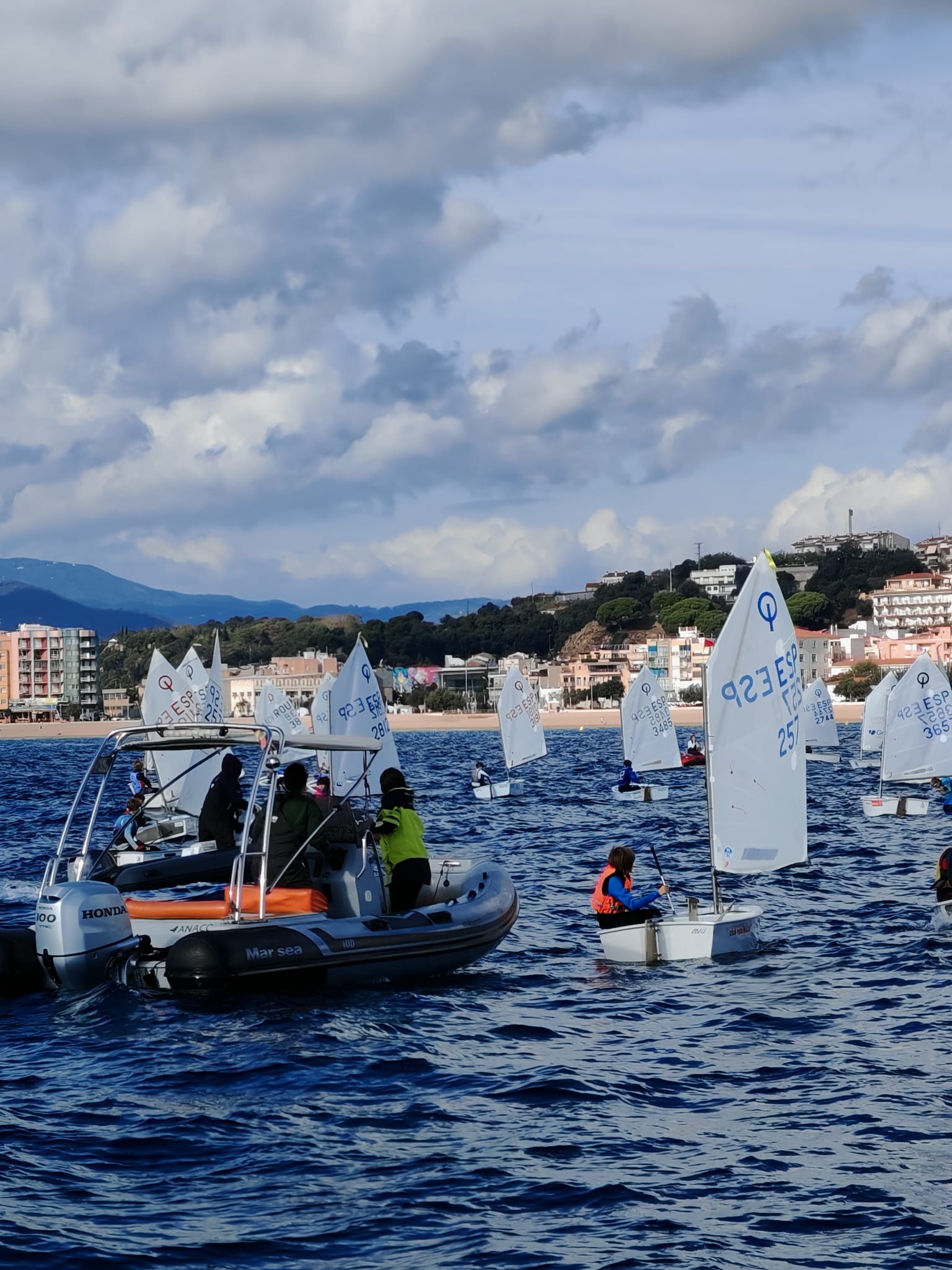 Nora, Kai i Max, participen en la seva primera N2 d’optimist amb 116 participants.