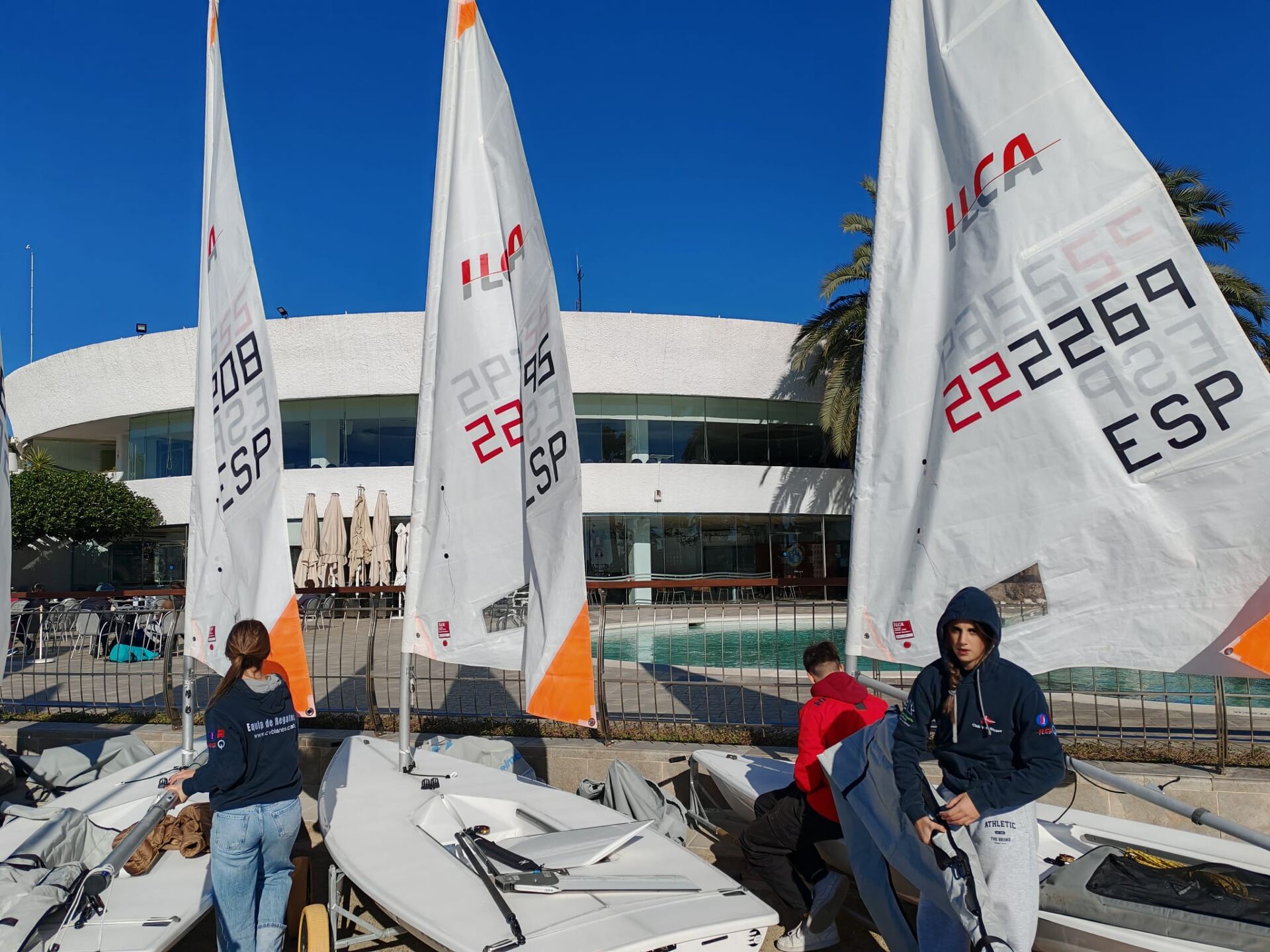 Los regatistas de ILCA 4 del Club de Vela Blanes participan en la Halloween Race en Salou.