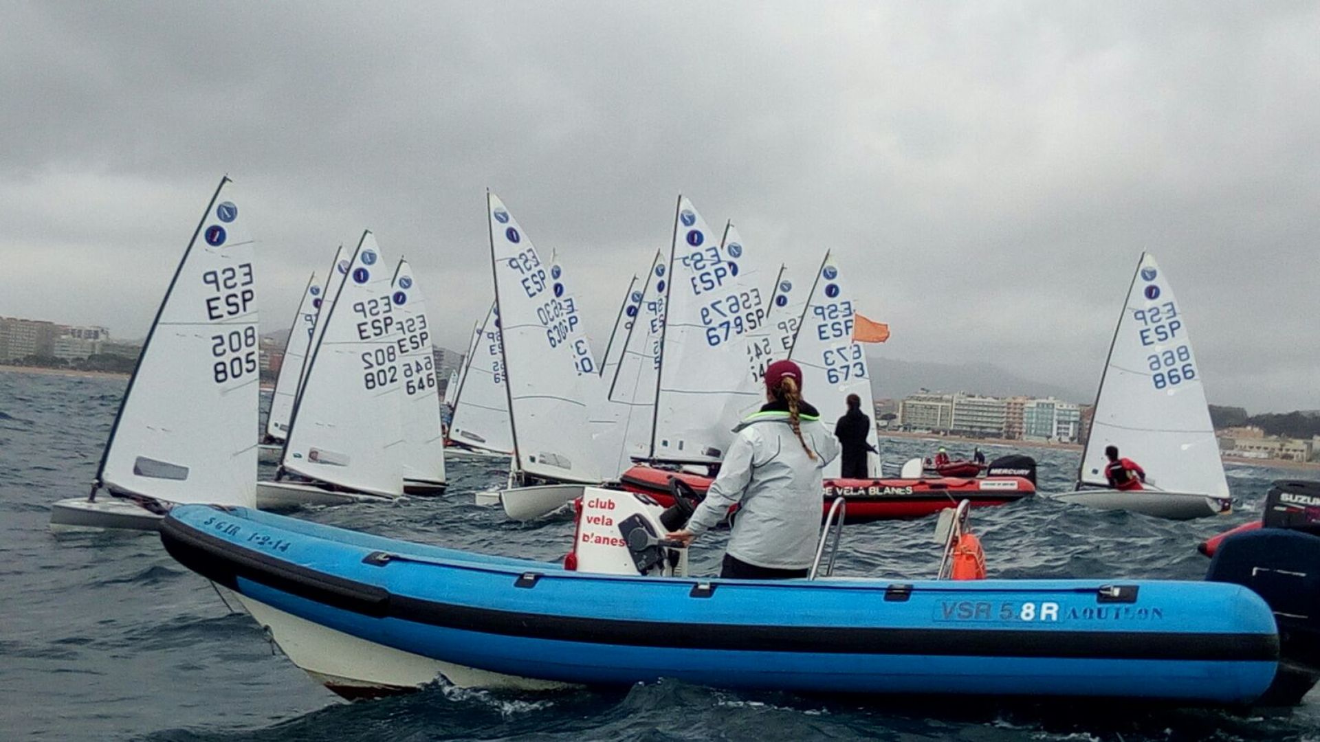 Dia de pluja, vent i mar per començar la Copa d'Espanya de la classe europa de vela a Blanes