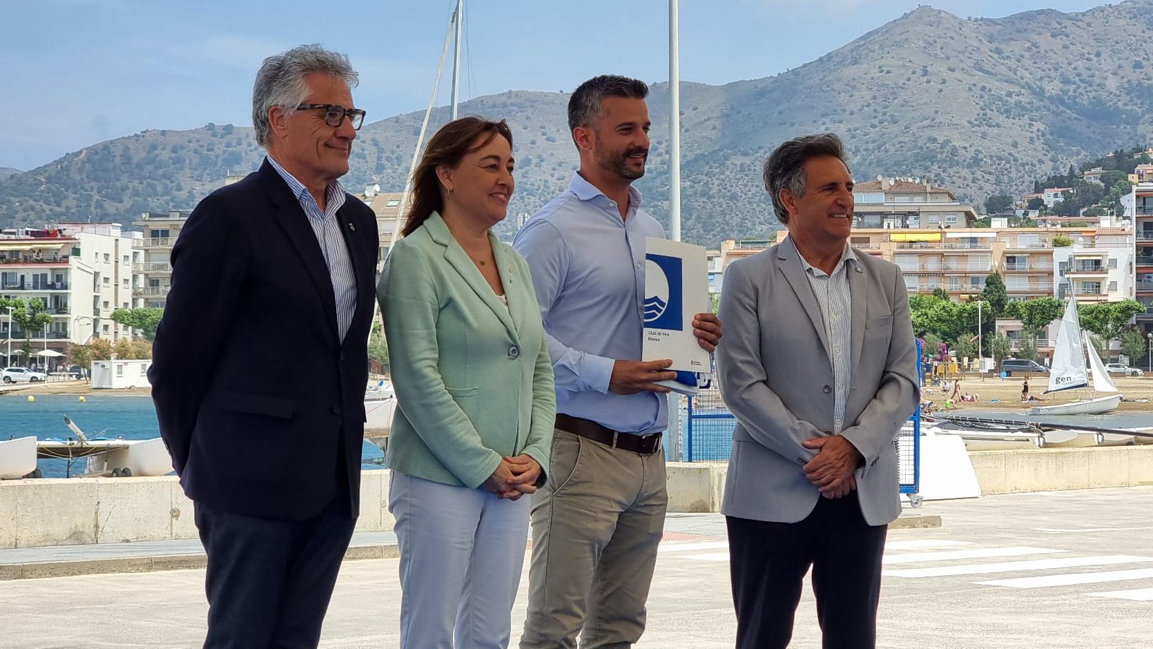 La consellera Silvia Paneque lliura la Bandera Blava al Club de Vela Blanes