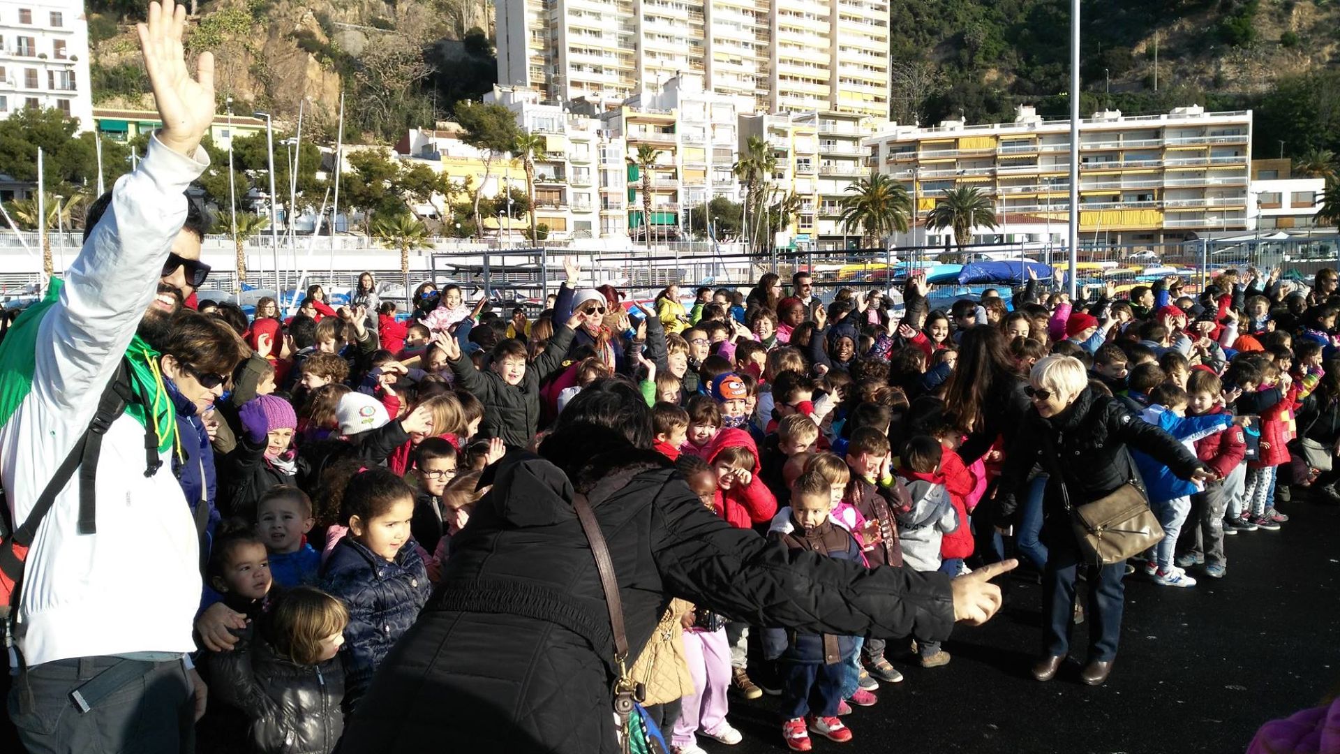 Més de 500 nens i nenes del CEIP Quatre Vents de Blanes, lliuren les cartes als patges dels Reis de l'Orient al CVB