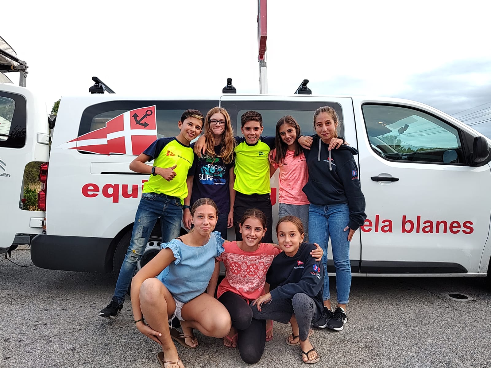 El Equipo de Regatas de la clase Optimist al completo, participa en el Trofeo Mar d’Empúries en la Escala.