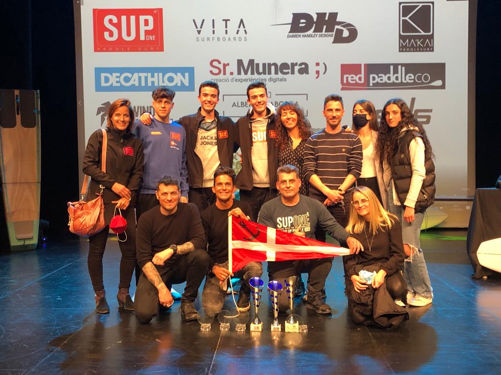 El equipo de paddle-surf del CVB recoge los premios del Campeonato de Catalunya 2021 en Badalona.