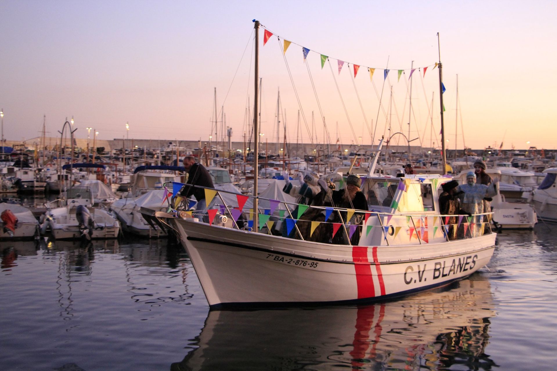 Els Reis d’Orient arriben a Blanes en el vaixell del Club de Vela