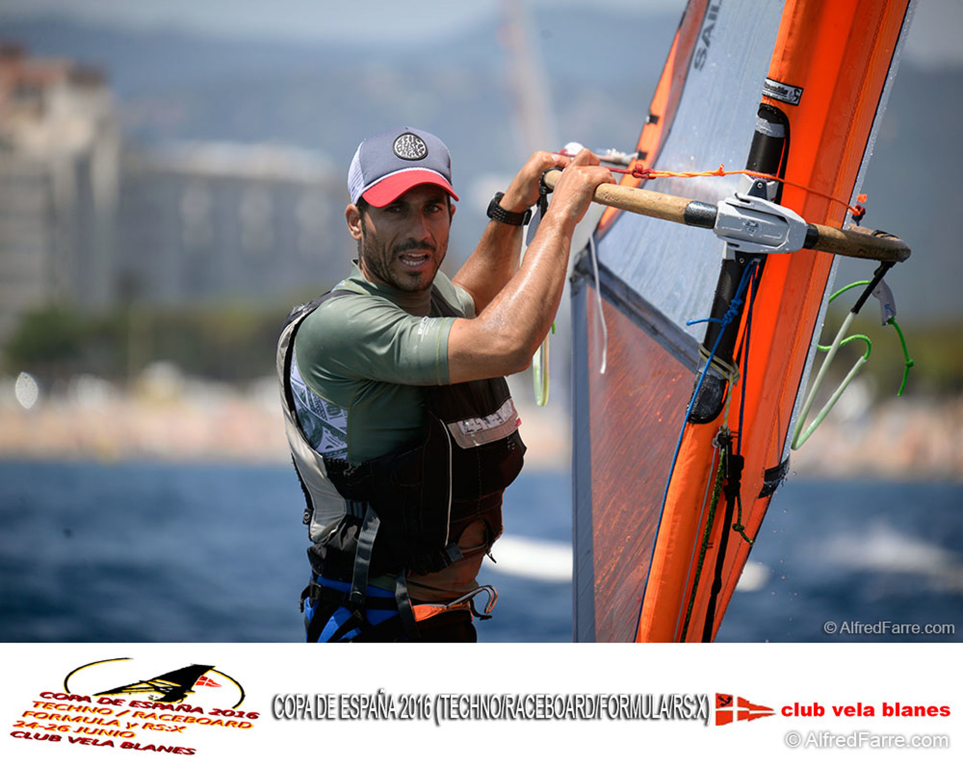 El segon dia de competició de la Copa de España completa 3 proves per totes les classes, excepte Formula Windsurf, i deixa entreveure els favorits.