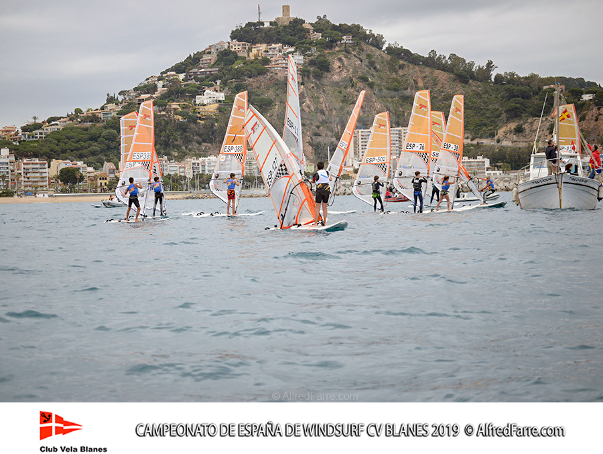 Tret de sortida del Campionat d'Espanya de Windsurf a Blanes amb proves per a totes les classes.