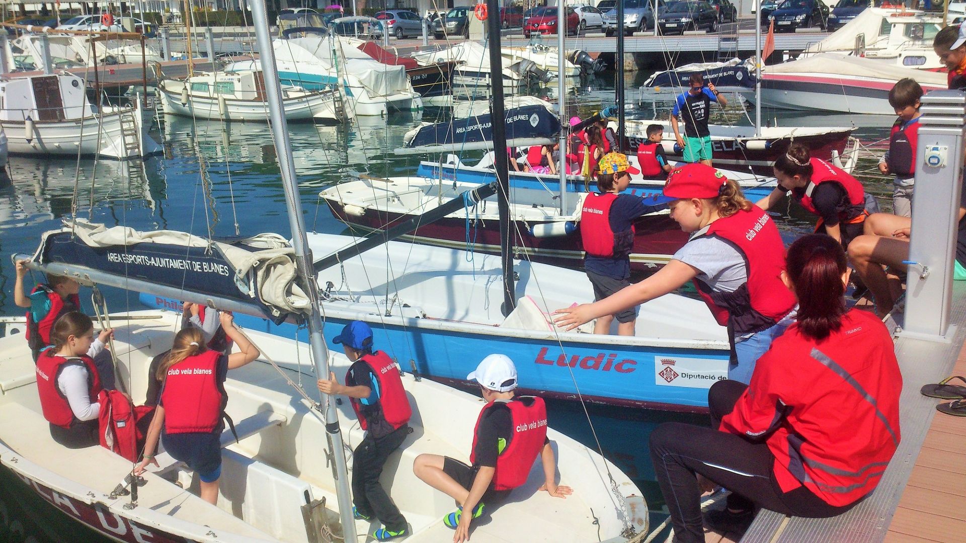 Èxit de participació, amb més de 30 nens, al Curs de Vela 2015 que continuarà els propers maig i juny.