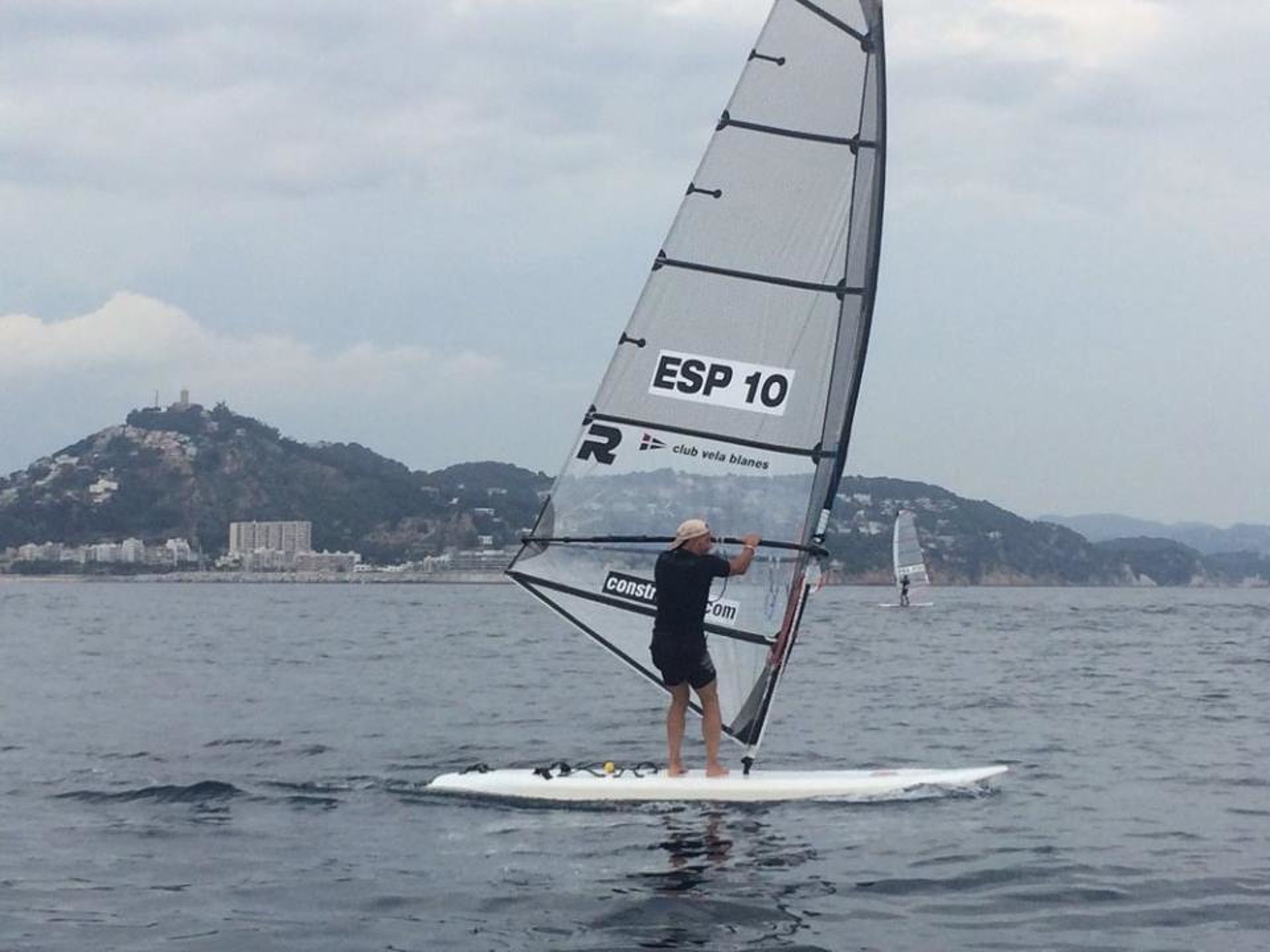 Malgrat la manca de vent, el Trofeu Estiu Nivell 2 de Windsurf arrenca per a totes les classes.