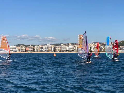 FCV y CVB llevan a cabo concentración de las clases Raceboard, iniciación y Windsurfer, previa al Campeonato de Cataluña. - 2