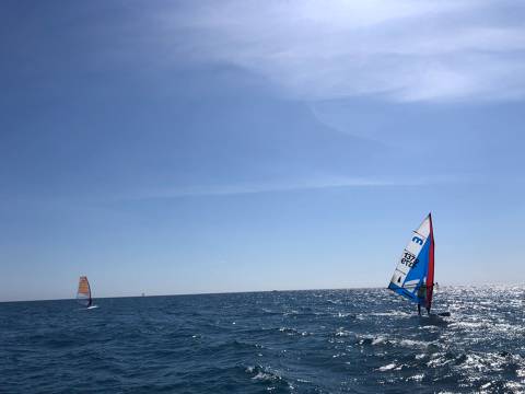 FCV y CVB llevan a cabo concentración de las clases Raceboard, iniciación y Windsurfer, previa al Campeonato de Cataluña. - 3