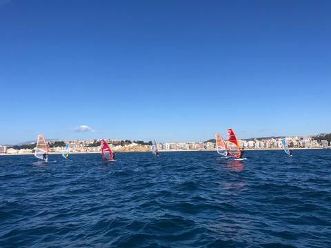 FCV y CVB llevan a cabo concentración de las clases Raceboard, iniciación y Windsurfer, previa al Campeonato de Cataluña. - 1