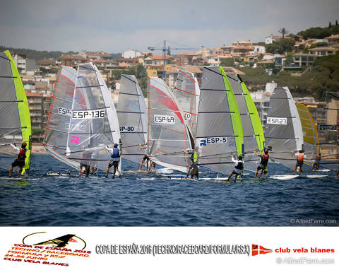 El segon dia de competició de la Copa de España completa 3 proves per totes les classes, excepte Formula Windsurf, i deixa entreveure els favorits. - 2