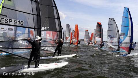 Els regatistes del Club Vela Blanes brillen al Campionat d’Europa de Raceboard amb tres podis a Monsaraz - 4