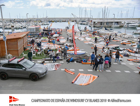 MÁS DE CENTENAR Y MEDIO DE REGATISTAS EN UN CAMPEONATO DE ESPAÑA DE WINDSURF EN LA BAHÍA DE BLANES - 1