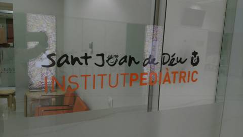 El Director Tècnic del Club visita l'Institut Pediàtric de Sant Joan de Déu amb qui l'entitat esportiva va col·laborar amb la Regata Benéfica per l'AME - 1