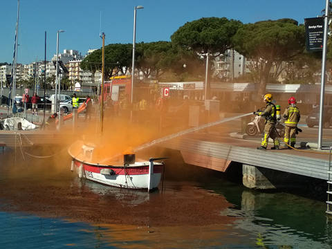 Simulacre d'incendi en una embarcació d'esbarjo al CVB