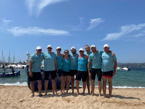 El equipo veterano masculino de remo del Club de Vela Blanes segundo en la Regata de remo con llagut catalán del Festival Palamós Tierra de Mar.