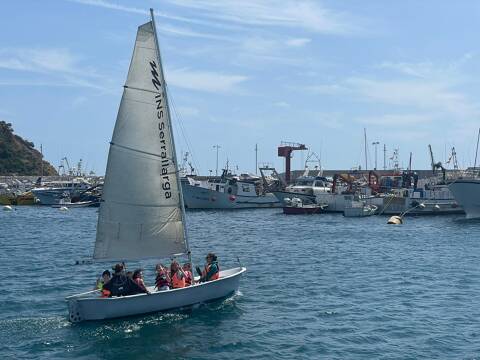 El Club de Vela Blanes participa en la Feria de Actividades “Blanesmar” con bautizos de vela para los más pequeños.