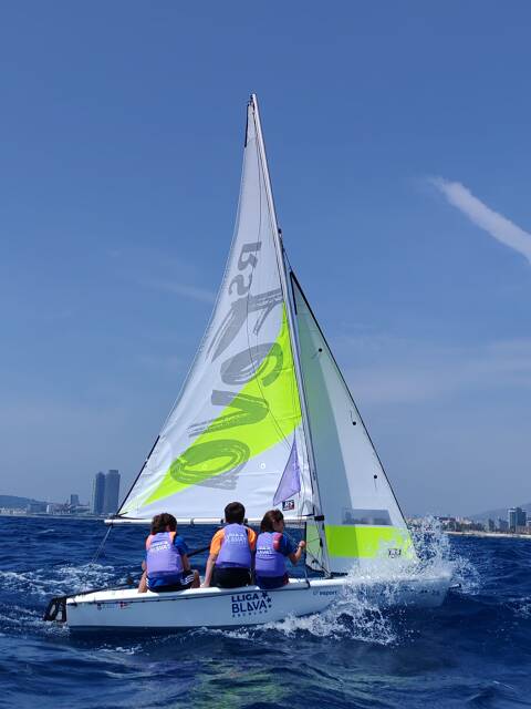 Nora, Kai i Max enceten la Lliga Blava Escolar per el Club de Vela Blanes. - 3