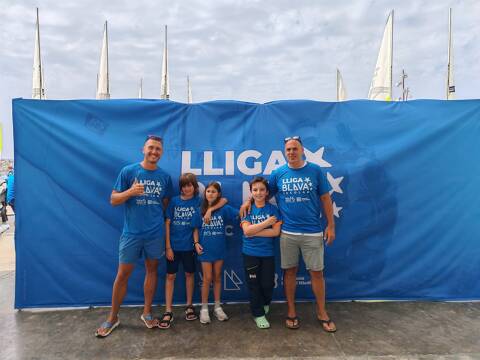 Nora, Kai y Max comienzan la Liga Azul Escolar como representantes del Club de Vela Blanes.