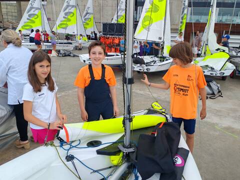 Nora, Kai i Max enceten la Lliga Blava Escolar per el Club de Vela Blanes. - 1