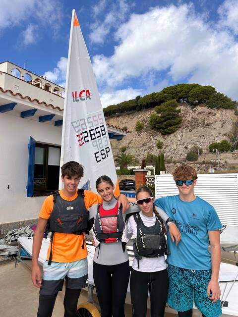 La flota de ILCA 4 del Club Vela Blanes participa en el Trofeu Emili Lledó d’Arenys.