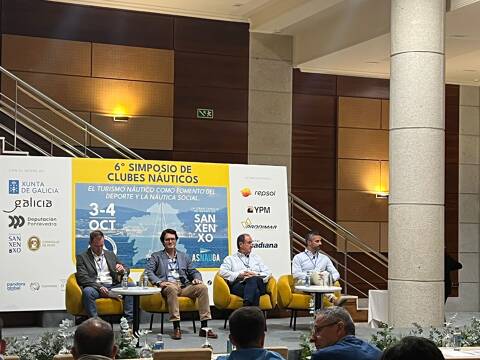 Héctor Espadas participa de la taula rodona sobre activitats nàutiques al simposi de clubs nàutics celebrat a Sanxenxo. 