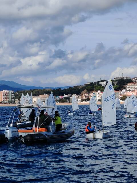 Nora, Kai i Max, participen en la seva primera N2 d’optimist amb 116 participants.