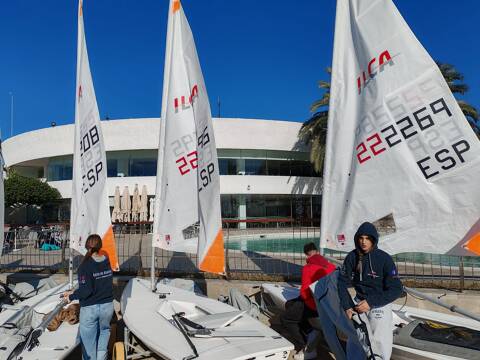 Los regatistas de ILCA 4 del Club de Vela Blanes participan en la Halloween Race en Salou.