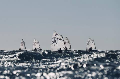 El Equipo de Regatas de la clase optimist arranca 2023 en la Costa Dorada - 1