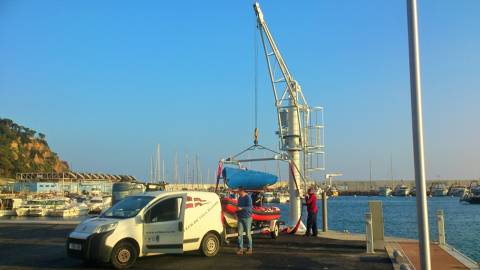 El Club de Vela Blanes ja te la nova grua per la varada i manipulació d'embarcacions.