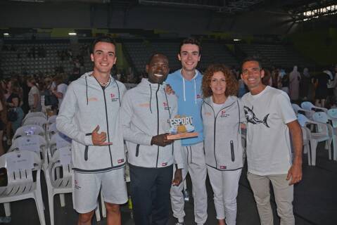 L’equip de paddle surf del Club Vela Blanes rep reconeixement a la 7a Nit de l’Esport de Blanes.