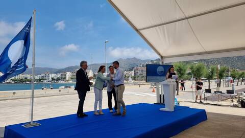 La consellera Silvia Paneque lliura la Bandera Blava al Club de Vela Blanes - 1