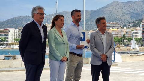 La consellera Silvia Paneque lliura la Bandera Blava al Club de Vela Blanes