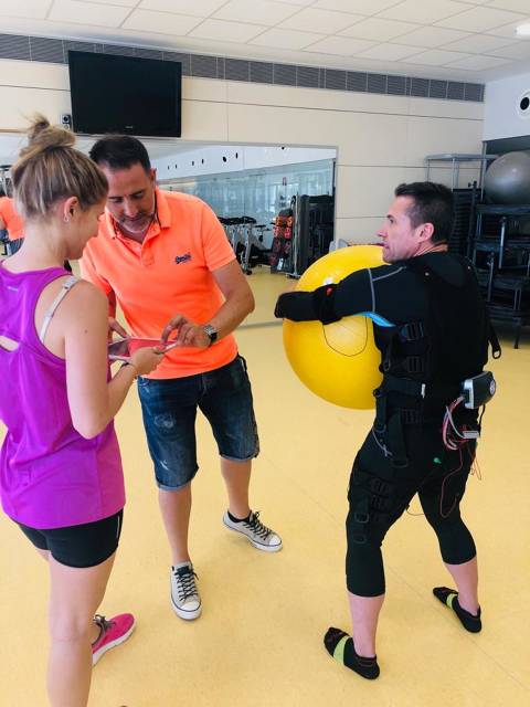  The Fitness & Spa technicians at the Vela Blanes Club participate in the kind of training on electrostimulation - 2