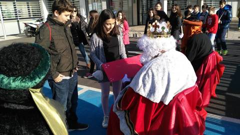 Més de 500 nens i nenes del CEIP Quatre Vents de Blanes, lliuren les cartes als patges dels Reis de l'Orient al CVB - 4