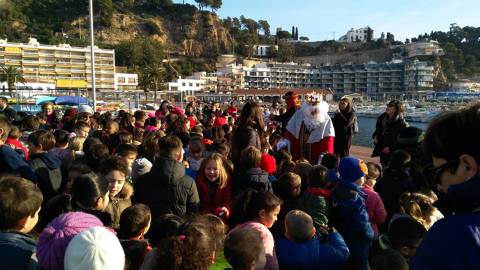 Més de 500 nens i nenes del CEIP Quatre Vents de Blanes, lliuren les cartes als patges dels Reis de l'Orient al CVB - 2