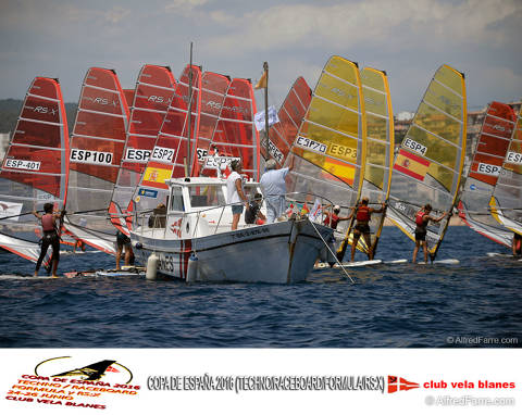 El segundo día de competición de la Copa de España completa 3 mangas para todas las clases, excepto Formula Windsurf, y afianza a los favoritos. - 1