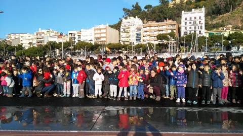 Més de 500 nens i nenes del CEIP Quatre Vents de Blanes, lliuren les cartes als patges dels Reis de l'Orient al CVB - 1