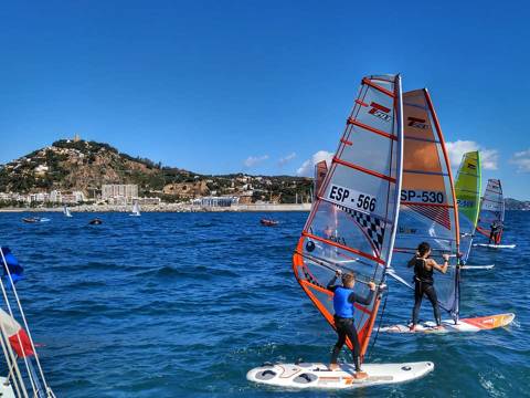 Jordi Bosch 3er en Raceboard i el extraordinari debut de l’equip d’iniciació del CVB, els protagonistes al Trofeu Primavera N2 de Windsurf - 4