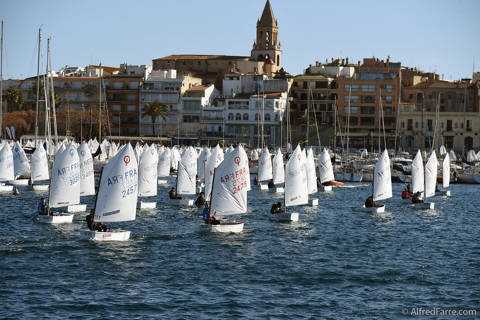 La flota d’optimist del Club de Vela Blanes entre els 544 regatistes de la 34ª International Vila de Palamós Optimist Trophy. - 1