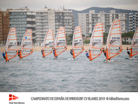 Tret de sortida del Campionat d'Espanya de Windsurf a Blanes amb proves per a totes les classes. - 7