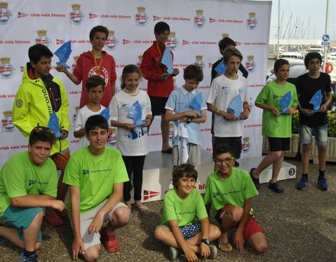 Punt i final al 42 Vila Blanes Optimist Regata, Campionat Catalunya G3, amb més de 90 regatistes. - 2