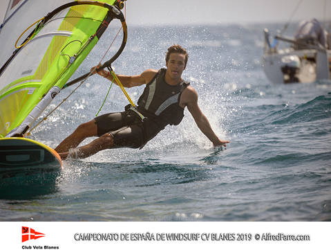 Els germans Manchón protagonistes del Campionat d'España de windsurf a Blanes. Curro es proclama campió d'España en Raceboard i Blanca domina de principi a fi el RS:X Femení. - 4