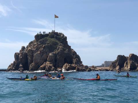 El Pagaia Club de Kayak Cap de Creus hace parada en Blanes en su travesía Barcelona-Llançà