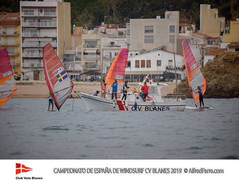 Tret de sortida del Campionat d'Espanya de Windsurf a Blanes amb proves per a totes les classes. - 1