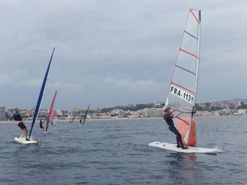 Malgrat la manca de vent, el Trofeu Estiu Nivell 2 de Windsurf arrenca per a totes les classes. - 1