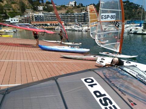 Malgrat la manca de vent, el Trofeu Estiu Nivell 2 de Windsurf arrenca per a totes les classes. - 2